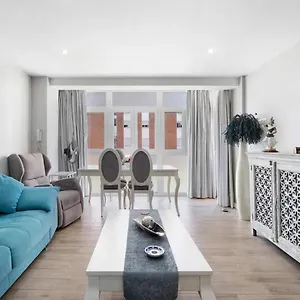 Cozy In Stylish Flat Just Steps From The Habitación en casa particular